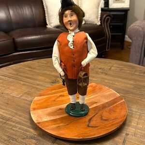 BYERS’ CHOICE LTD. WILLIAMSBURG INNKEEPER W/KEYS AND LATERN. 2000